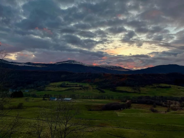 Après trois jours intenses au Salon du Randonneur à Lyon, retour dans le Cantal avec une vue à couper le souffle ce soir ! Un grand merci à Cantal Destination pour l’organisation et à toutes les personnes des offices de tourisme et hébergeurs du Cantal, présent sur le salon, avec qui j’ai partagé ces moments enrichissants. De belles rencontres, de beaux échanges… Un week-end qui donne envie de recommencer en 2026 ! 🌿✨ #Cantal #Randonnée #SalonDuRandonneur #Tourisme #cantaldestination #leclaux #puymary #gr400 #gr4 #gtva #randonneur #randonneur #rando #vivementlaprochaineedition #gitedetape #gitepuymary