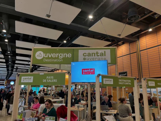 ✨ Dernier jour au Salon du Randonneur à Lyon ! ✨ Ne manquez pas l’occasion de découvrir le Cantal et l’Auvergne sous leur plus beau jour. Rendez-vous sur le stand C16 pour des idées de randonnées inoubliables ! ⛰️🚶‍♂️🌿 On vous attend ! #Randonnée #CantalAuvergne #salondurandonneur #salondurandonneurlyon #salondurandonneur2025 #cantal #cantaldestination #cantalauvergne #departementducantal #gr400 #gr4 #gtva #rando #randonnées #randonneur #gitepuymary