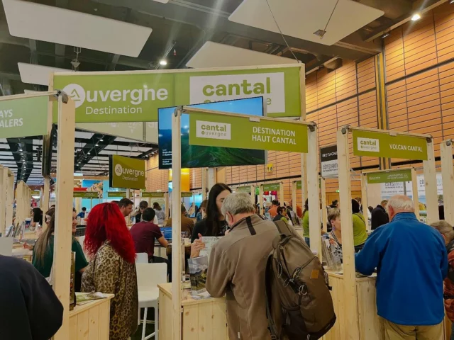 ✨ Jour 2 au Salon du Randonneur à Lyon ! ✨ Venez nous rencontrer sur le stand Cantal Auvergne et découvrez des randonnées inoubliables au cœur de paysages grandioses. ⛰️🚶‍♂️🌿 On vous attend ! #Randonnée #CantalAuvergne #SalonDuRandonneur #lyon #cantal #cantaldestination #cantaltourisme #auvergne #rando #gr400 #gr4 #gtva