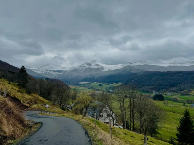 Un dernier souffle d’hiver sur les monts du Cantal ? ❄️✨ Les sommets cantaliens ont retrouvé leur éclat immaculé, enveloppés d’un manteau blanc qui sublime le paysage. Au cœur de cette scène majestueuse, le Puy Mary domine fièrement, offrant un spectacle à couper le souffle. Entre ombre et lumière, l’hiver semble vouloir jouer les prolongations. 🏔️❄️ Pendant ce temps, en contrebas, la vie reprend doucement son cours. Dans le gîte du Puy Mary, on s’affaire en coulisses pour sa réouverture prévue le 3 mai. Encore quelques semaines avant de se retrouver au pied de ces paysages grandioses. ⛰️✨ #puymary #cantal #montducantal #destinationhautcantal #cantaldestination #cantalauvergne #rando #gr400 #gtva #ffrandonnée #leclaux #leclauxpuymary #gitepuymary #aubergepuymary #neige❄️ #montagne #stratovolcan #volcan