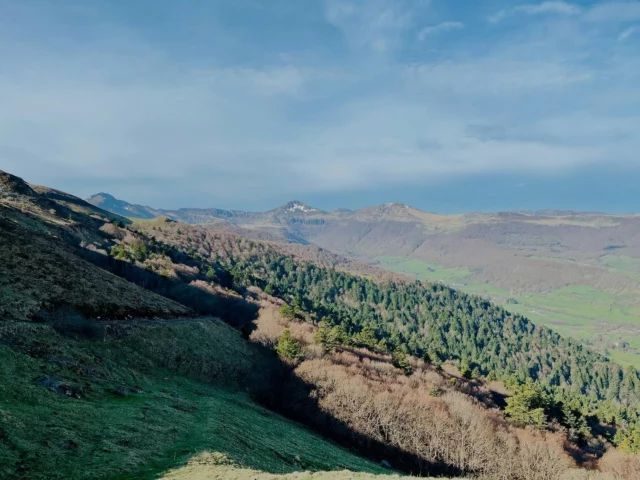 Trail matinal pour savourer les paysages qui nous entourent avant l’ouverture du gîte le samedi 3 mai. Il reste encore quelques places pour un week-end qui s’annonce estival ! Envie de grand air et de détente ? On vous attend ! #cantalauvergne #puymary #trailpuymary #gr4 #gtva #grandetraverseedesvolcansdauvergne #cantal #leclaux #leclauxpuymary #traildumatin #vacourir #gitecantal #gitedetape #paysage #montagne #montducantal #destinationhautcantal