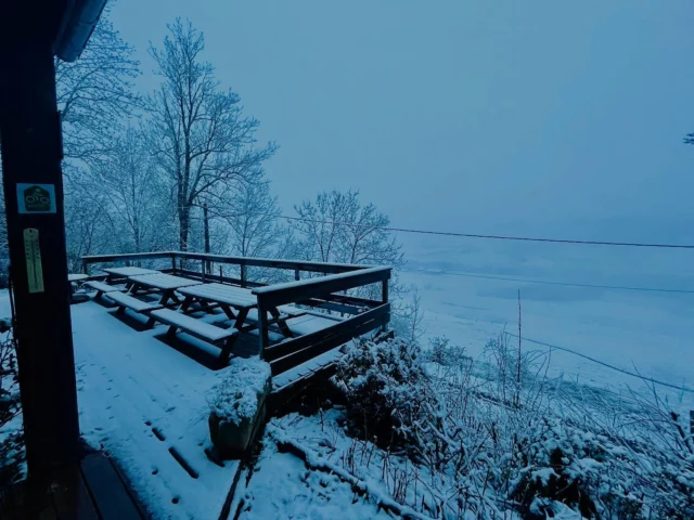 L’apéro en terrasse attendra encore quelques heures 😂 #aperoenterrasse #terrasseenneigée #neige #neigedeprintemps #leclaux #leclauxpuymary #puymary #cantal #cantalauvergne #destinationhautcantal #cantaldestination #cantal15 #gr400 #gr4 #gtva #granderandonnée #gitecantal #gitepuymary