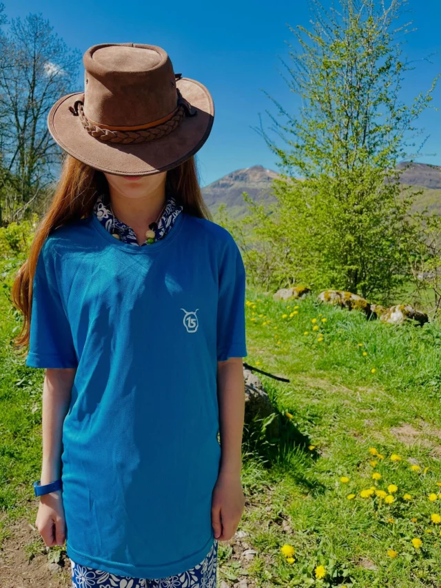 Ils sont là ! Les nouveaux t-shirts techniques du gîte débarquent : 100% polyester, respirants , légers, stylés – coupe homme & femme. Portés avec classe par notre mannequin Mahée, ils sont parfaits pour randonner, bouger… ou chiller ! 15€ au gîte Envoi possible – écrivez-nous ! Tailles nous consulter #tshirtpuymary #ilssontlà #toutneuftoutbeau #randonée #styleaddict #randonneur #trail #puymary #gr400 #gr4 #gtva #grandetraversedesvolcansdauvergne #cantal #cantalauvergne #leclaux #leclauxpuymary #gitepuymary #gitedetape #laclasseadallas #cheylade #destinationhautcantal