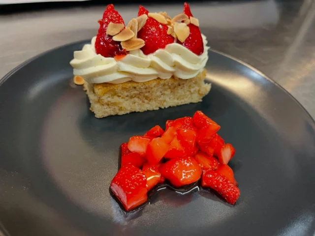 Réouverture estivale : le dessert du jour en images Pour fêter le retour des beaux jours, on vous met l’eau à la bouche avec notre création du jour : Un financier amandes-noisettes, garni d’une crème bavaroise à la vanille, accompagné de fraises fraîches et d’une touche croquante avec des amandes effilées grillées. Une douceur à la fois gourmande, fraîche et pleine de soleil ! #cestouvert #saisonestivale #cestparti #gourmant #gourmandise #dessert #faitmaisonpâtisserie #faitmaison #gr4 #gr400 #gtva #leclaux #leclauxpuymary #gitedetape #gitepuymary #destinationhautcantal #onseregal #fraise #cantal #montducantal