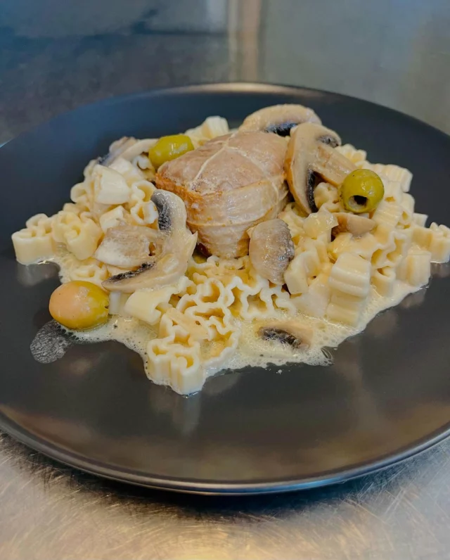 Ce soir, c’est première au gîte ! À l’honneur : les @pastavergna, pâtes artisanales 100% Auvergne, fièrement locales et pleines de caractère. Elles accompagneront à merveille de savoureuses paupiettes de porc 100% Cantal. Un mariage de terroir pour une soirée tout en goût ! Bonne dégustation à tous ! #pastavergna #cantal #cuisinelocal #cuisinecantal #cuisinefaitmaison #faitmaison #pateartisanale #cantaldestination #destinationhautcantal #gr4 #gr400 #puymary #gtva #patelover #gitedetape #gitepuymary