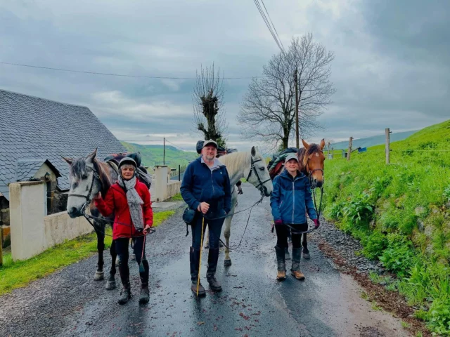 La saison équestre est officiellement lancée au gîte du Puy Mary ! Un grand merci et belle journée à nos trois premiers cavaliers. En route pour de belles aventures en montagne ! #cavaliers #giteequestre #randoneeacheval #cantalacheval #cantal #cantaldestination #cantalequestre #gitepuymary #cantal #montducantal #destinationhautcantal #cheval #chevalpassion #chevaux